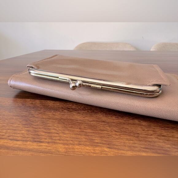 Vintage ‘90s Beige Rectangular Multi-Compartment Wallet - Picture 5 of 6